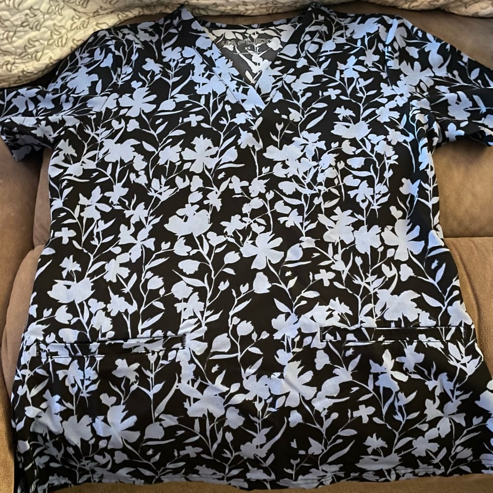 Xs scrub top